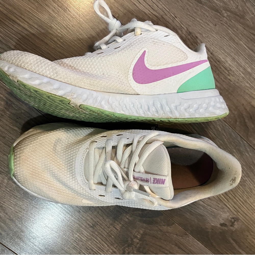 Nike Revolution 5 white green glow violet women’s size 8 running shoe